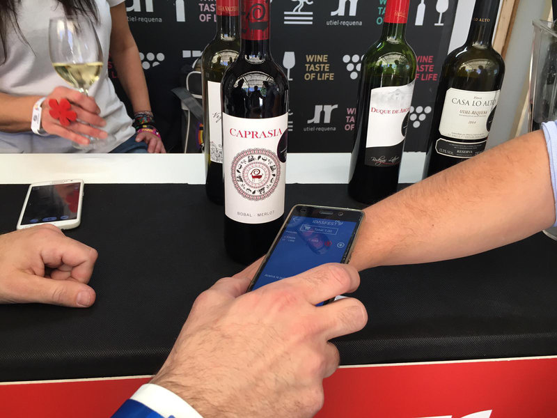 La 32 Mostra PROAVA de Vins i Aliments apuesta por la innovacin con el uso de las pulseras inteligentes