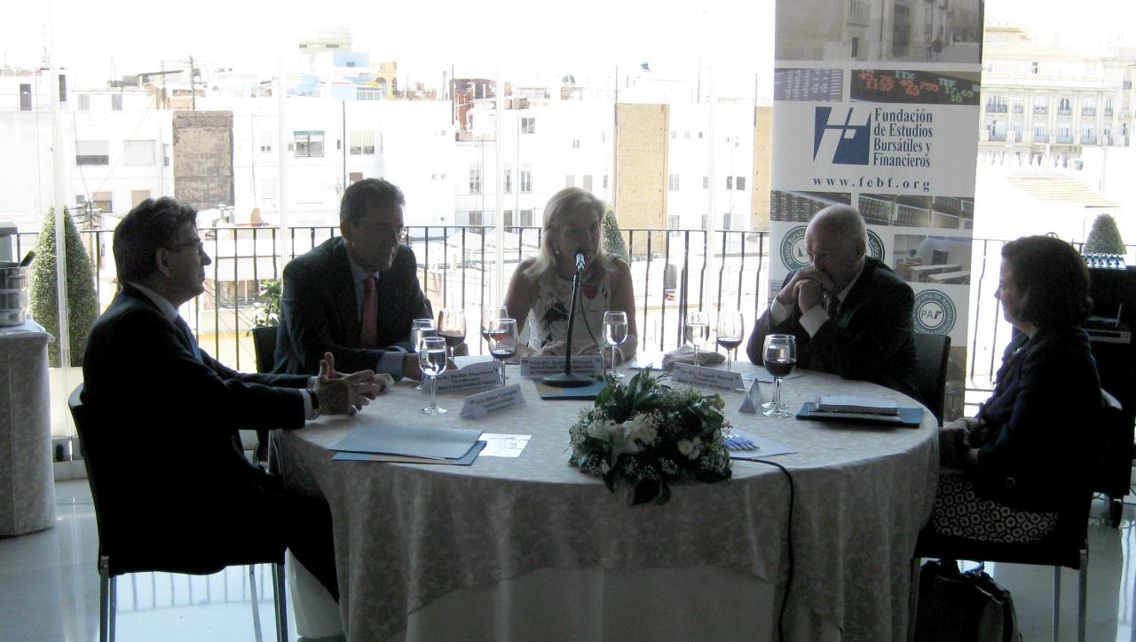 Conferencia de Isabel Estap�, Notaria de Madrid y miembro de la Real Academia de Ciencias Econ�micas y Financieras