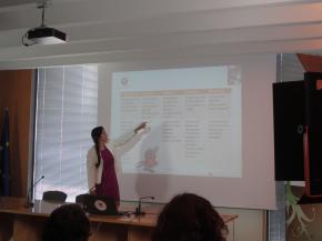 Adriana durante su ponencia 