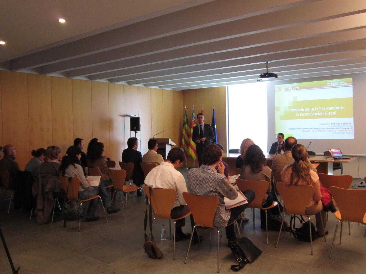 Presentación de la jornada por Justo Vellón, Director de ceei castellón