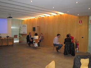 Asistentes practicando networking en el desayuno