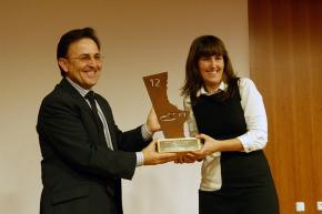 �ngela P�rez, Promotora y Gerente de Instituto de Medicina Gen�mica (IMEGEN) recogiendo el premio