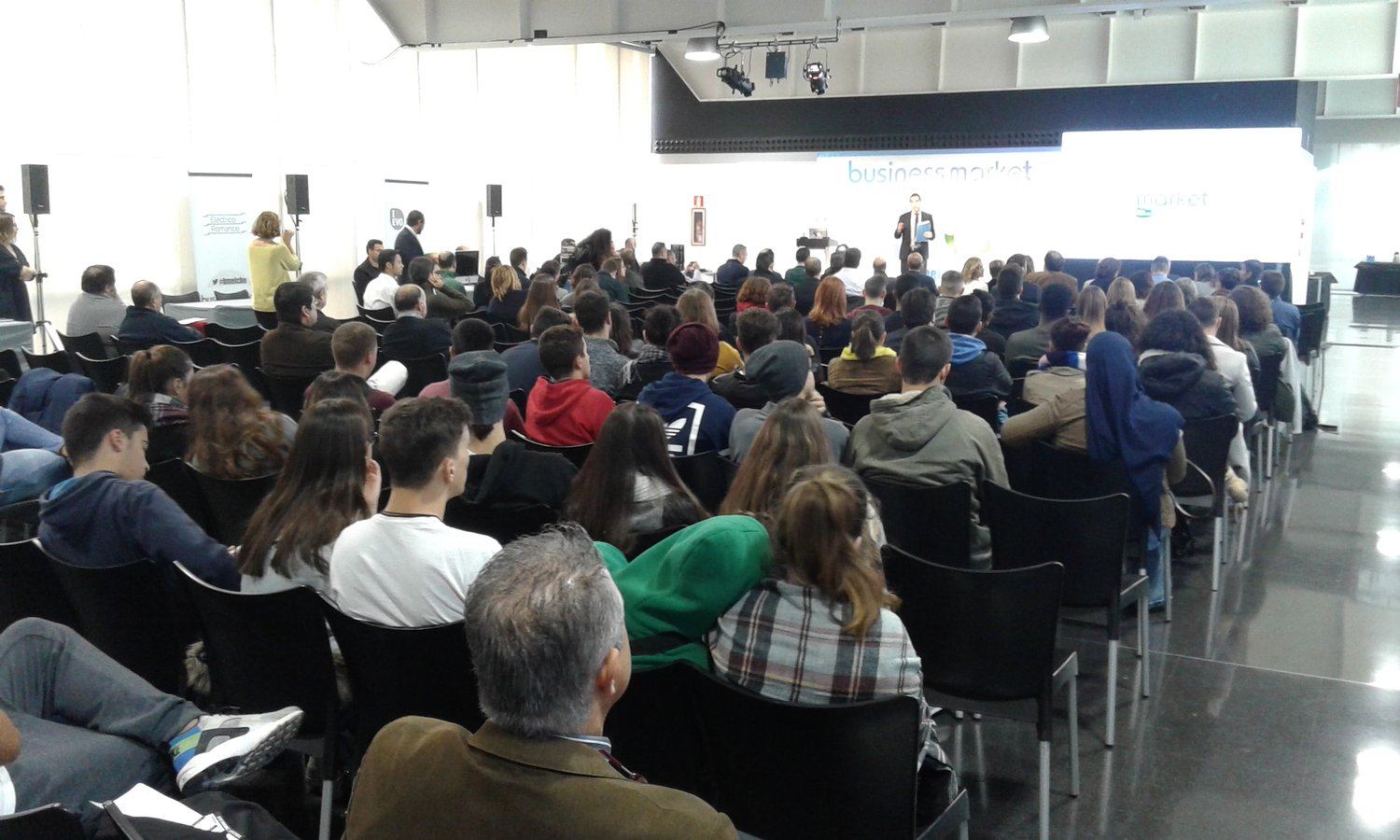 Un proyecto de l�minas adhesivas sin pegamento consigue el premio del V Business Market