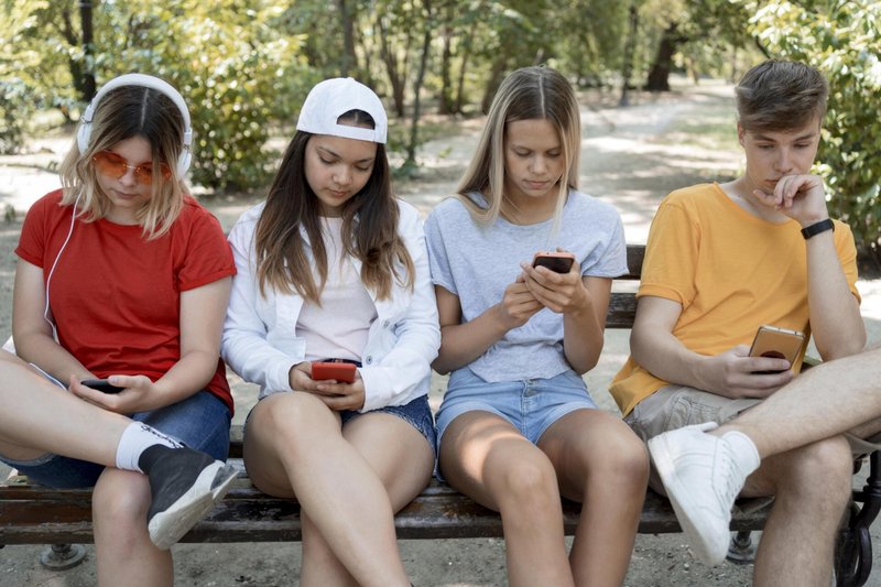 Los mensajes en redes de los hijos pueden tener consecuencias para los padres seg�n la AEPD